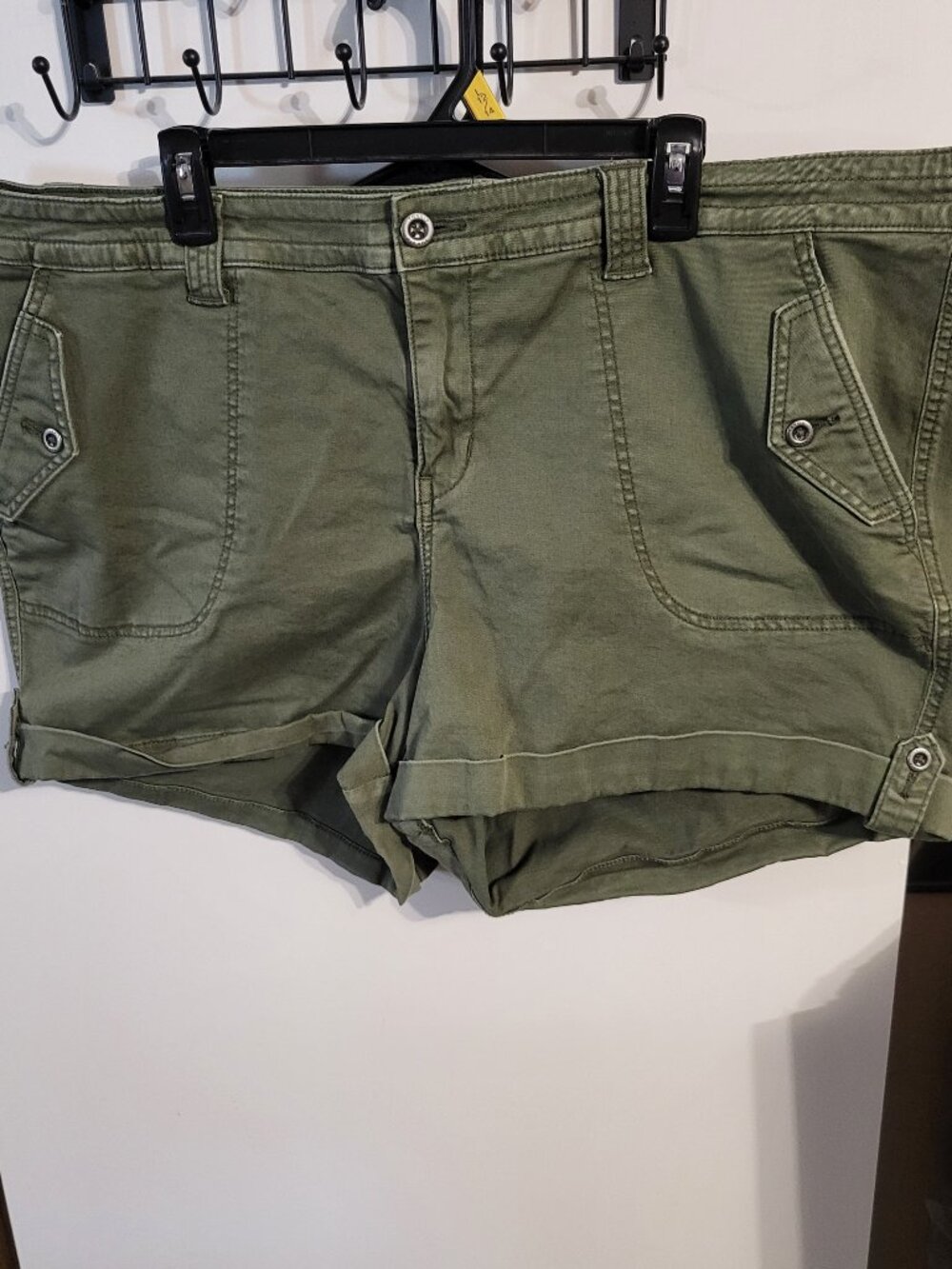 NWOT TORRID KHAKI GREEN CARGO SHORTS SZ 26